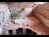 00949 ostia - regio ii - insula iv - terme di nettuno (ii,iv,2) - raum 9 - caldarium - hypocaustum (tubuli) - becken westseite - bli ri sueden.jpg